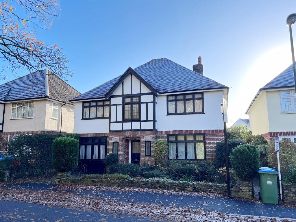 Lot: 83 - DETACHED HOUSE FOR IMPROVEMENT - External Picture of 475 Winchester Road
